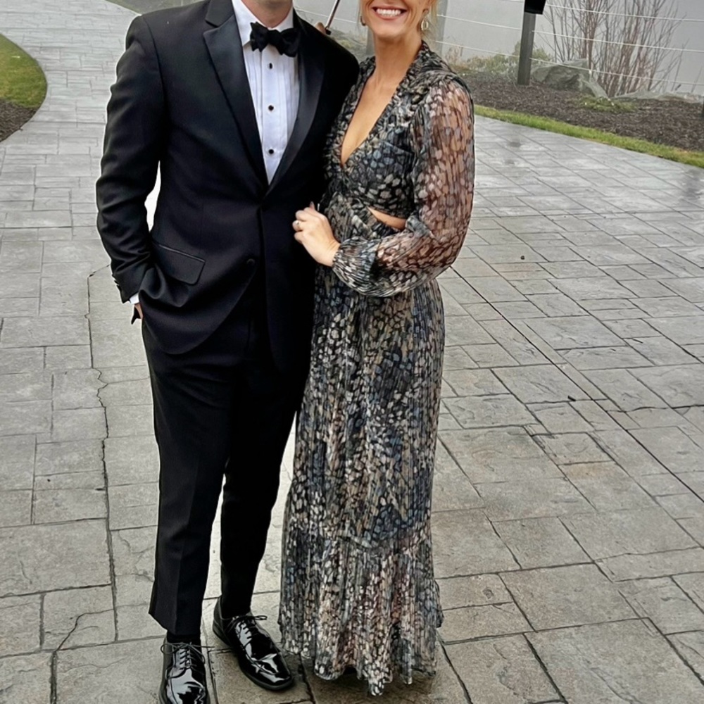 Guess Women's Printed V-Neck Open-Back Maxi Dress. Size 4. Great condition!